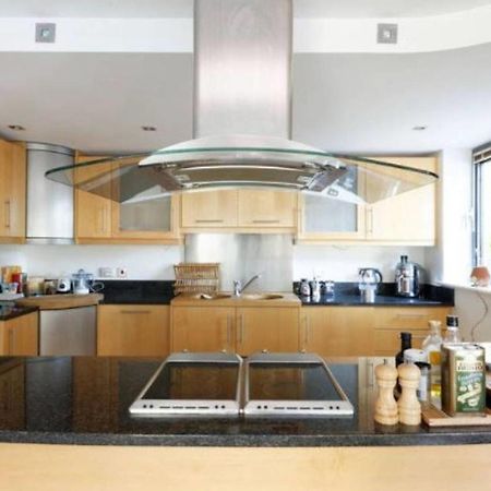 Peaceful Modern 2 Bedroom Flat With Water Views Londra Dış mekan fotoğraf
