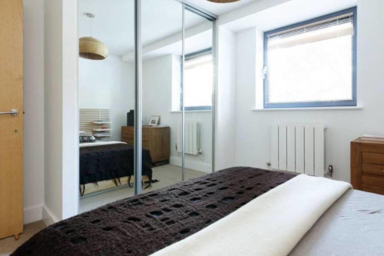 Peaceful Modern 2 Bedroom Flat With Water Views Londra Dış mekan fotoğraf