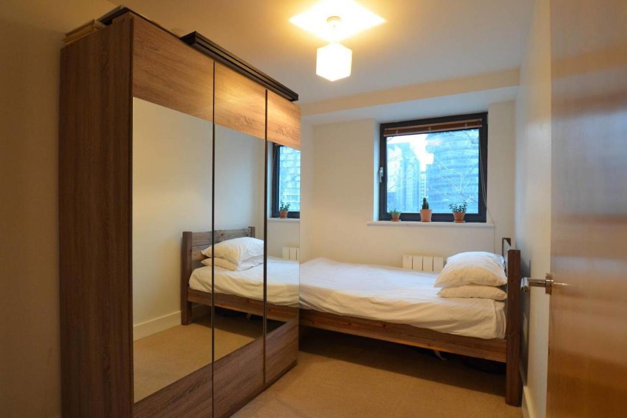 Peaceful Modern 2 Bedroom Flat With Water Views Londra Dış mekan fotoğraf