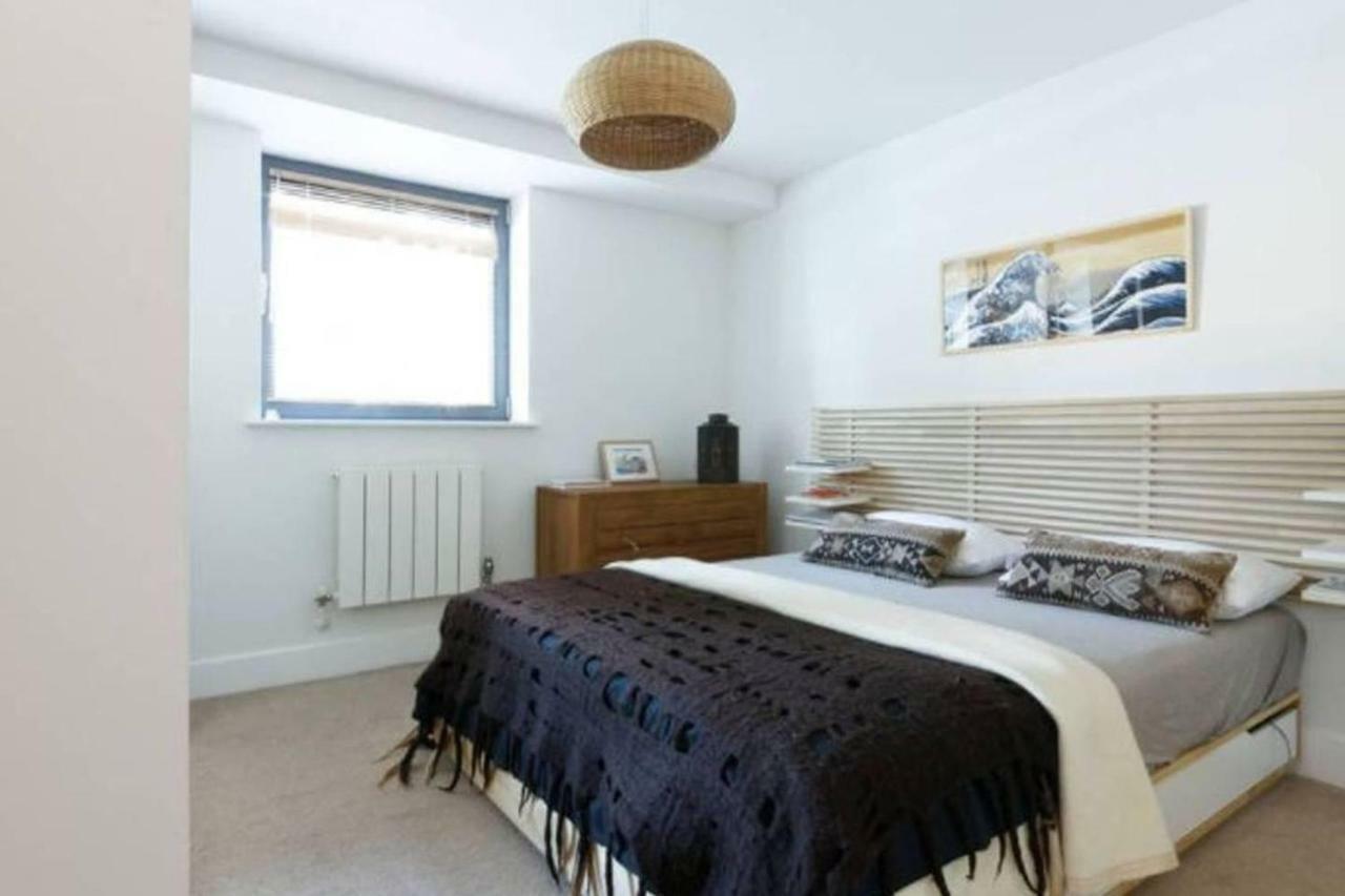 Peaceful Modern 2 Bedroom Flat With Water Views Londra Dış mekan fotoğraf